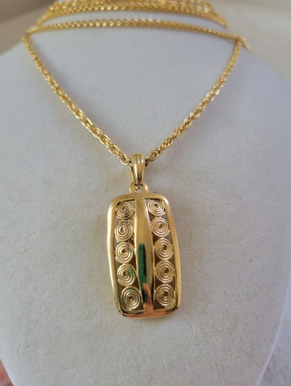 EUC Elegant 80s Boho VTG Gold Tone Layered Pendant Necklace - Picture 7 of 11